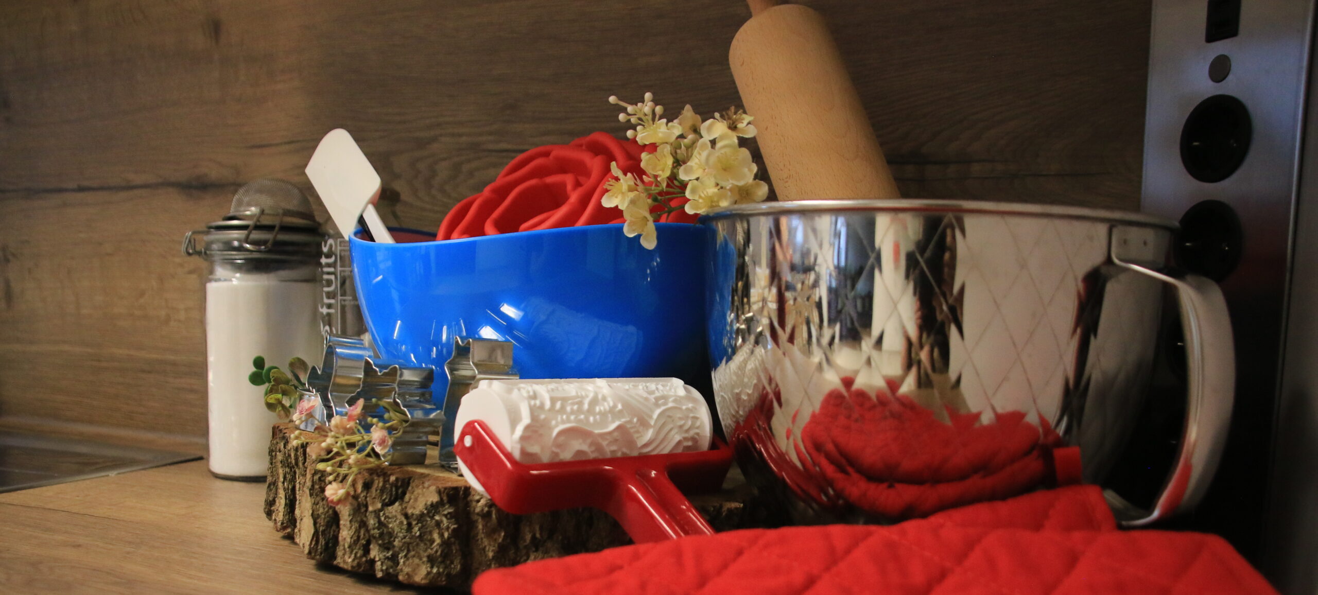 Backutensilien: Schüsseln. Teigroller und mehr