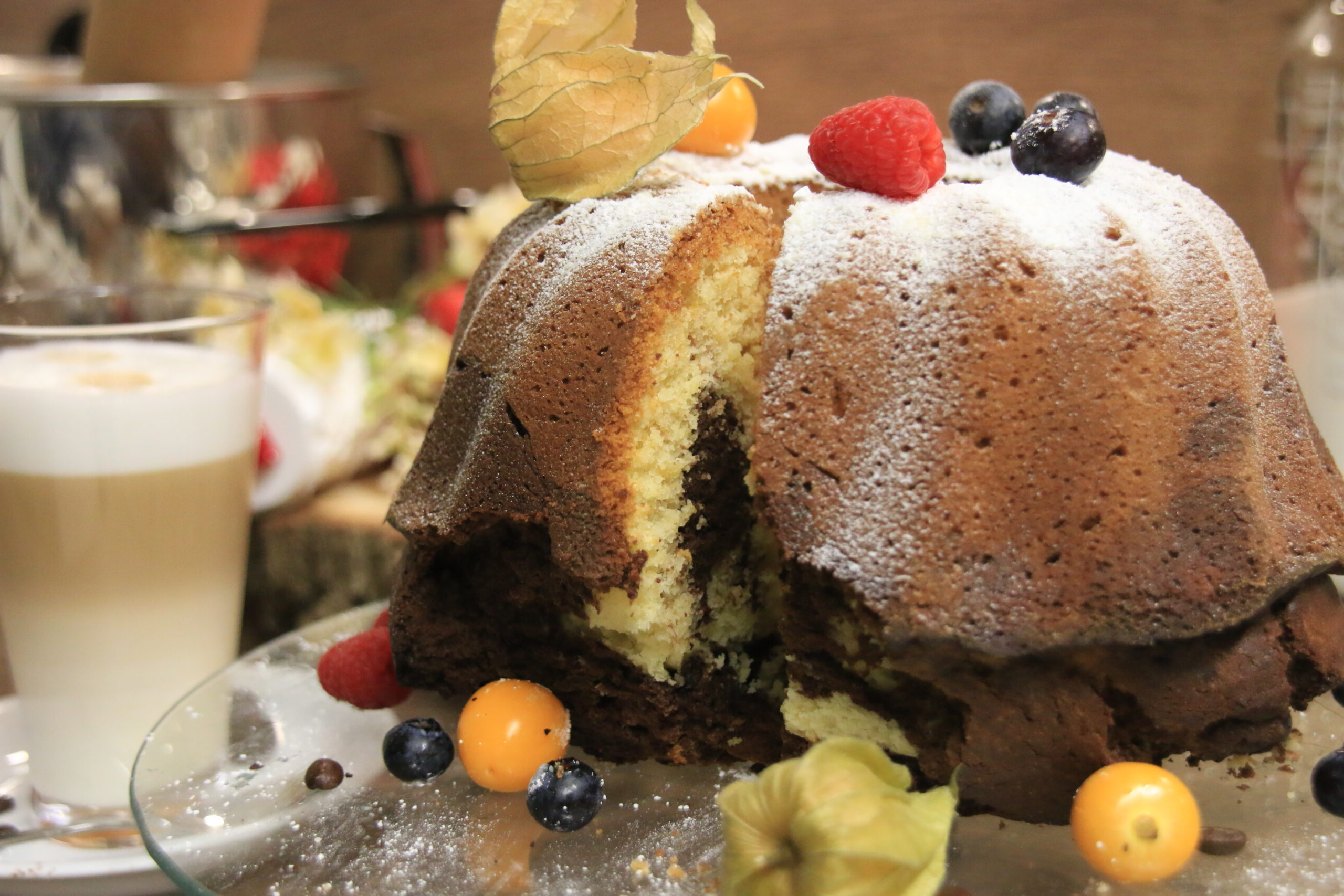 Marmorgugelhupf mit Früchten dekoriert