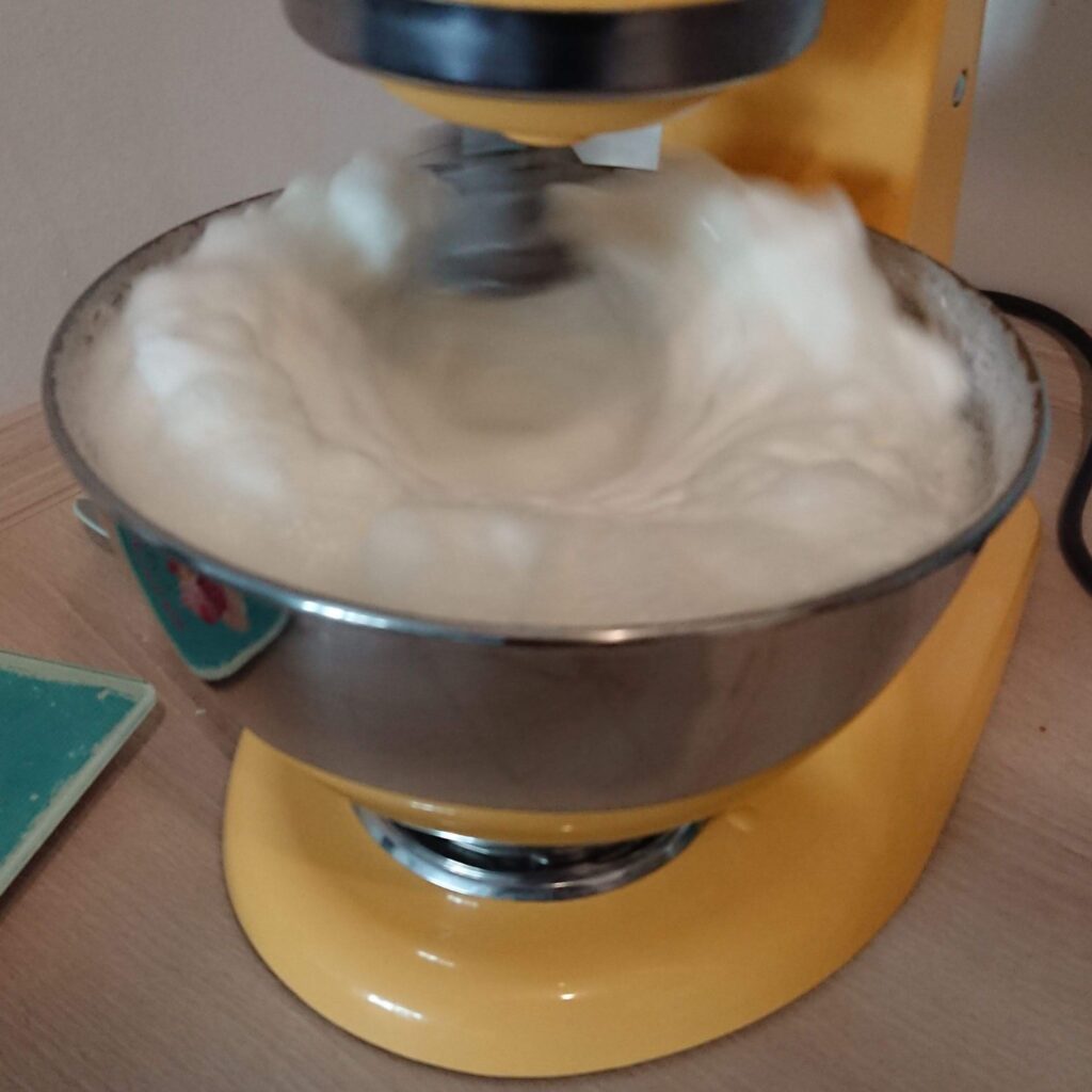 Eischnee aus Eiweiß in der Schüssel einer Küchenmaschine