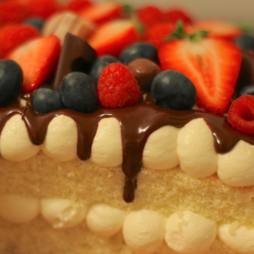 Biskuittorte mit Fruchtdecke aus Erdbeeren und Blaubeeren